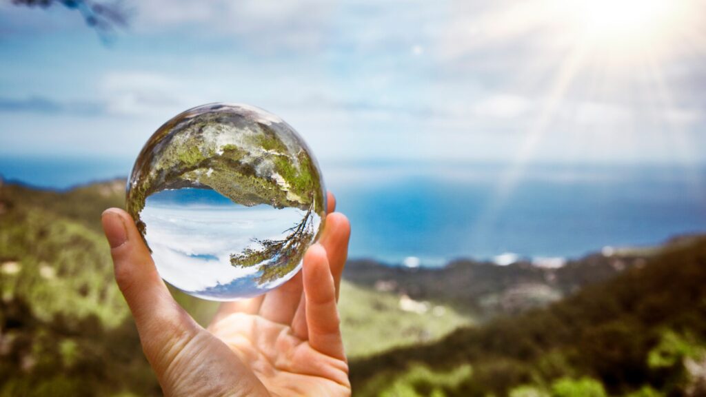 未来へ向かって歩き出すイメージ