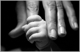 親の指を掴む赤ちゃんの手